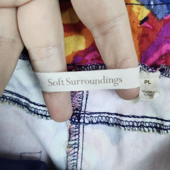 SOFT SURROUNDINGS Super Stretch Big Roses Floral Pull On Capris Pants Petite L - Picture 7 of 14